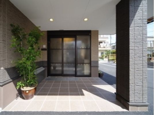 清潔感あるエントランス風景
