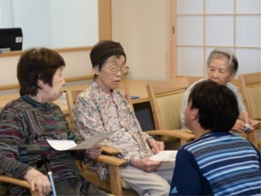 スタッフと入居者の交流