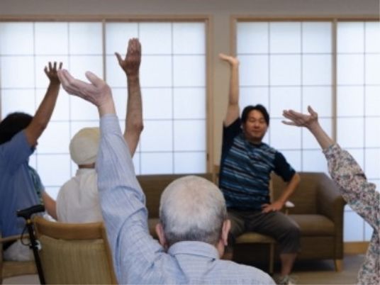 和室のレクリエーションを支援中