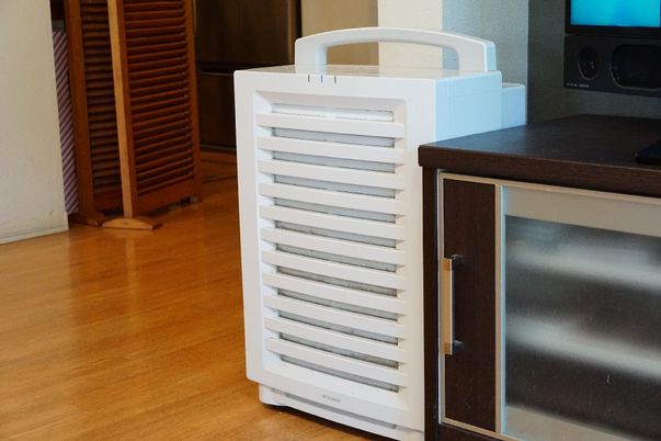 エアコン機器とテレビ台