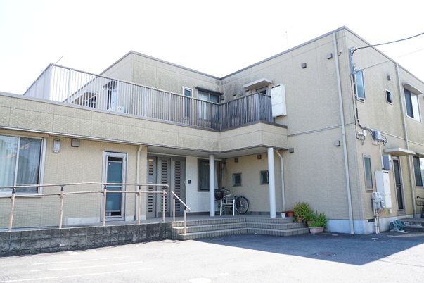 明るい建物の外観
