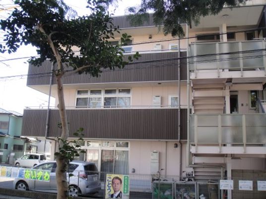木々に囲まれた建物外観