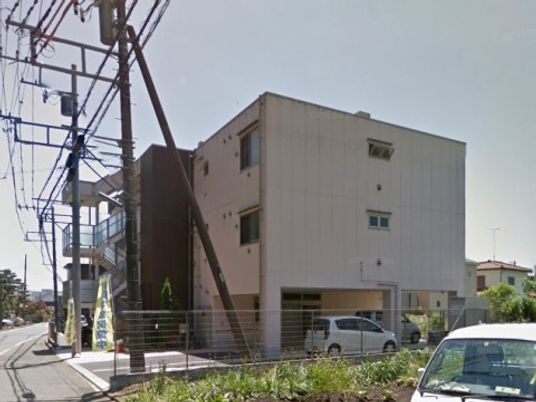 白い外壁の施設外観