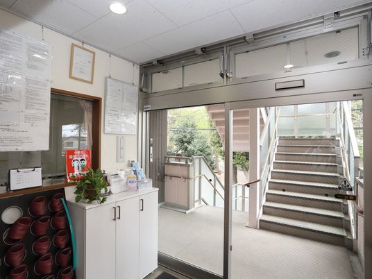 玄関と階段の見えるエントランス