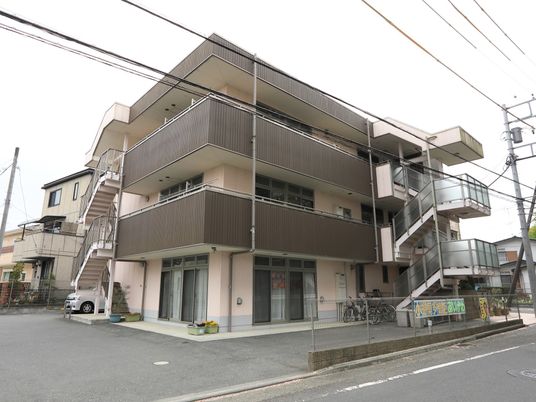 多階層の外観