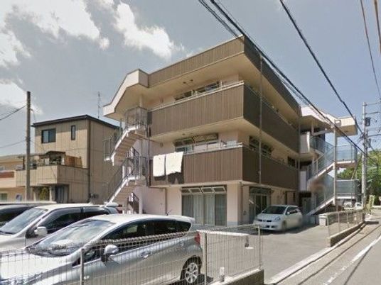 多階建てベージュの建物