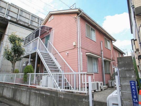 ピンクの外観の建物