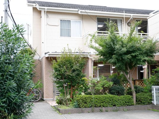 緑豊かな建物の外観