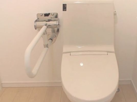 バリアフリー設計のトイレ
