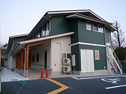 明るい緑色の建物外観