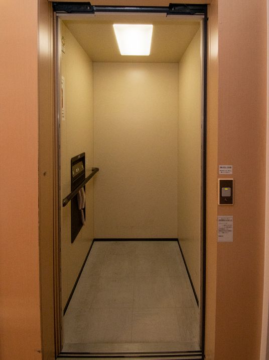 空のエレベーターキャビン