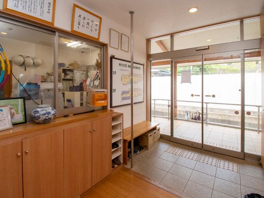 明るいエントランスの様子