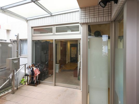 エントランスの透明な扉