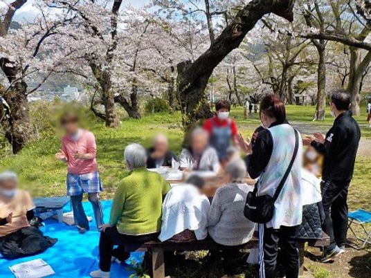 桜の木の下の集まり
