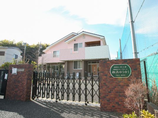 ピンクの建物と緑の看板
