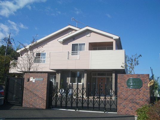 ピンク色の建物の外観