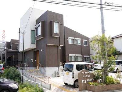 木目調の外観の建物