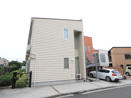 明るい建物の外観