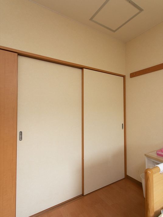 落ち着いた色合いの居室