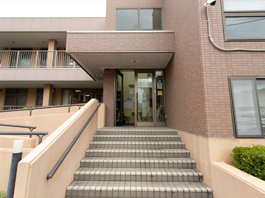 施設のエントランス階段