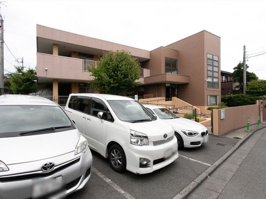 落ち着いた色合いの外観