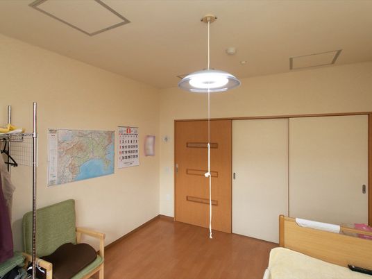 暖色の居室の一角