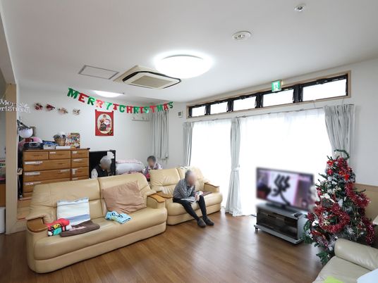 クリスマス装飾のリビング
