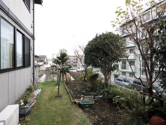 建物と緑の中庭