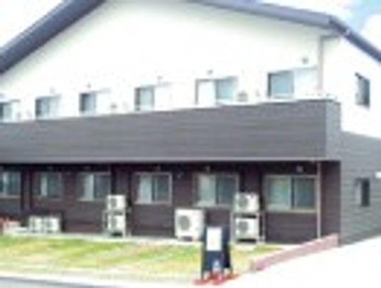 芝のある建物外観