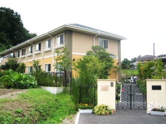 緑に囲まれた建物外観