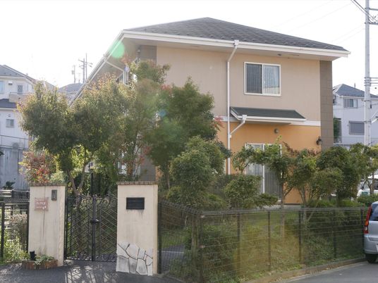 暖かみのある外観の建物