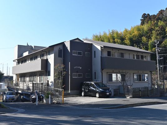 暖かみのある外観の建物