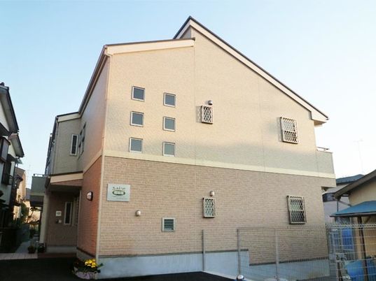 明るい外壁の建物外観