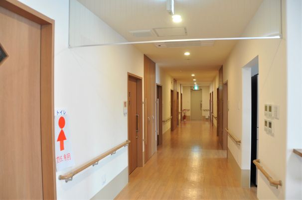 清潔感ある明るい廊下