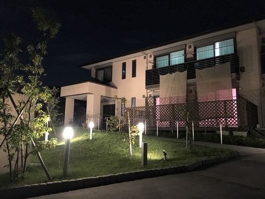 夜の照明が美しい建物外観