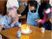誕生日ケーキと祝福の人々