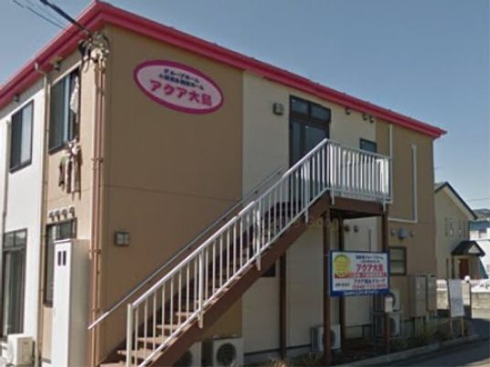 ベージュの建物と階段