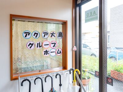 カラフルな掲示物があるエントランス