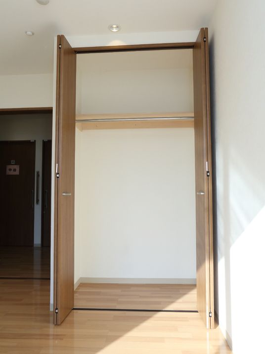 明るい居室の引き戸