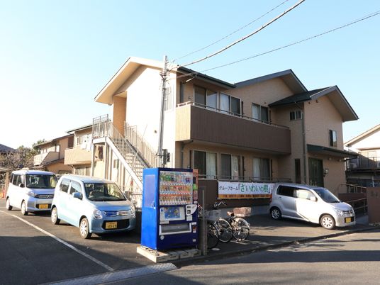ゆったりとした外観の建物