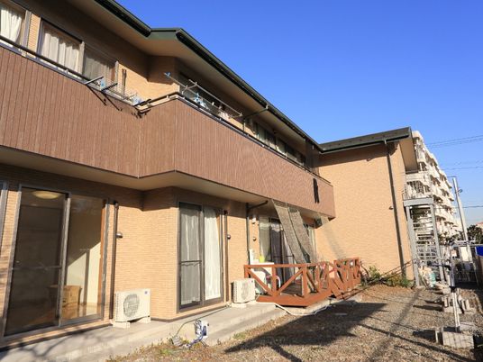 明るい外観の建物