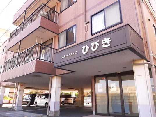 活気ある施設外観
