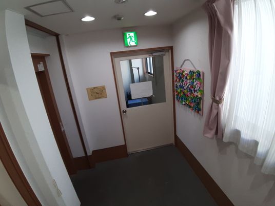 工作飾りのある廊下