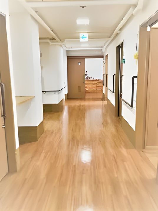 施設の明るい廊下
