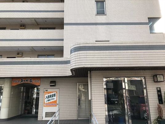多階層の建物のエントランス