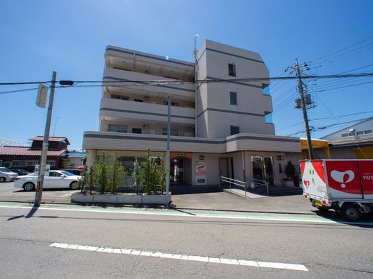 白い建物の鮮明な外観