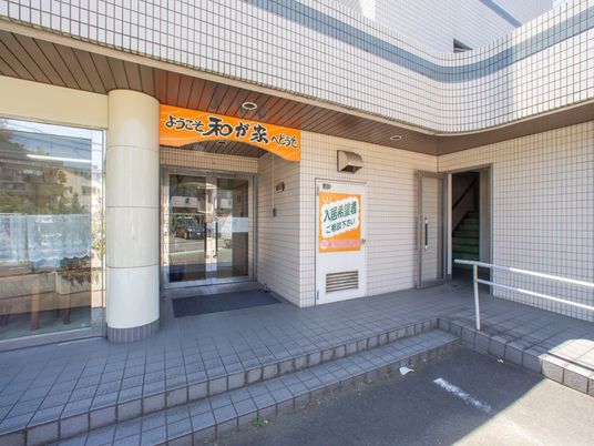 入口の看板付き建物