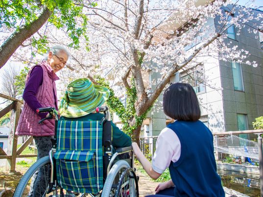桜と共に過ごす笑顔のひととき