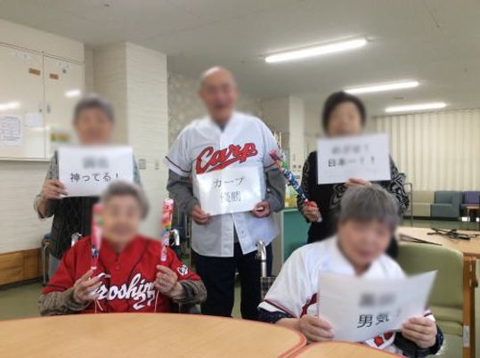 明るいラウンジの様子