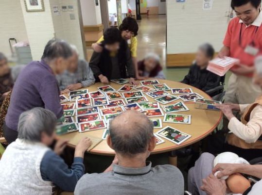 カードを囲む人々の集まり
